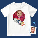 Repülj a csillagok között: Egyedi rakétalovas lánypóló – személyre szabott űrhajós Alien Planet póló Egyedi ajándékok – Rakétahajó www.customywear.com 29