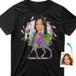 Personalizovaná dámska košeľa na jazdenie na zebrách | Dobrodružné tričko Wild Animal Fantasy Darčeky na mieru – Zebra Riders www.customywear.com 29