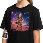 Camiseta personalizada para chica astronauta | Camiseta personalizada para hermana pequeña, extraterrestre y luna Ropa personalizada www.customywear.com 2 Custom Astronaut Girl Shirt | Personalized Little Sister Alien Moon Tee Girl's T-shirts www.customywear.com 2