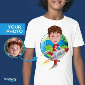 เริ่มต้นการผจญภัย: เสื้อเด็กชายขี่ Rocket Rocket แบบกำหนดเอง – เสื้อยืดเด็ก Alien Kids ยานอวกาศส่วนบุคคล Axtra - เสื้อเชิ้ตเวกเตอร์ทั้งหมด - ชาย www.customywear.com