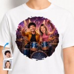 Maglietta personalizzata per coppia di batteristi - Maglietta musicale personalizzata per appassionati di batteria Abbigliamento personalizzato www.customywear.com 2 Custom Drummer Couple Shirt – Personalized Music Tee for Drum Enthusiasts T-shirts for Couple www.customywear.com 2