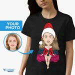 Libérez le charme festif avec notre t-shirt personnalisé Père Noël sur le lit T-shirts pour femmes www.customywear.com 6