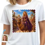 Maglietta personalizzata da donna "Camel Rider" | Maglietta personalizzata "Desert Adventure" Abbigliamento personalizzato www.customywear.com 2 Custom Camel Rider Woman Shirt | Personalized Desert Adventure Tee T-shirts for Women www.customywear.com 2