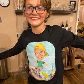 Customer photo review of Roulez avec style grâce à notre t-shirt skateboard personnalisé pour garçon by Pam L.