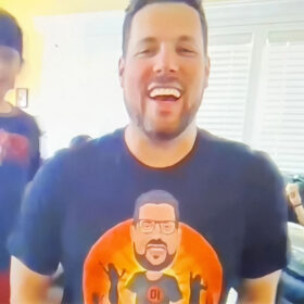 Customer photo review of Personnalisé DJ Caricature T-Shirt Personnalisé Amoureux de la Musique Tee by dwass17